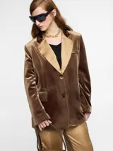 Blazer negro de terciopelo con solapa de satén y cierre con dos botones.