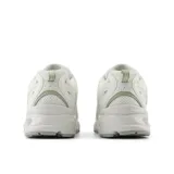 Championes New Balance modelo 530, color blanco con detalles en verde claro y gris, confeccionados en malla y cuero sintético, con tecnología de amortiguación ABZORB.