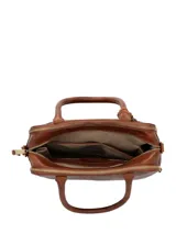 Cartera tipo tote marca Hush Puppies, color marrón chocolate, con doble asa superior y correa ajustable extraíble. Presenta un bolsillo frontal con cierre, detalle de borla decorativa y herrajes metálicos en tono bronce.