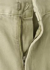 Jeans balloon de tiro medio color verde militar, con largo tobillero, pinzas y puños elásticos en los tobillos.