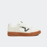 Championes Vans Upland Suede color crema con detalles en negro y suela marrón.