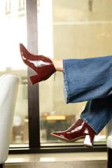 Botinetas de cuero charolado color negro, con taco cuadrado de 6,5 cm, punta cuadrada y diseño de corte en V en el empeine.