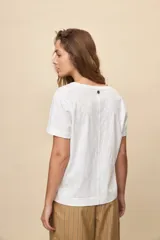 Remera blanca de algodón con escote en V y mangas cortas, de calce amplio y cómodo.