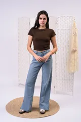 Crop top amarillo de algodón elastizado, al cuerpo, con mangas cortas y cuello redondo.