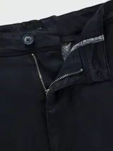Pantalón de gabardina con corte regular fit, color azul marino, con cierre de botón y cremallera, y bolsillos laterales.