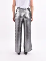 Pantalón de corte recto y tiro alto, confeccionado en tela metalizada color dorado con acabado brillante.