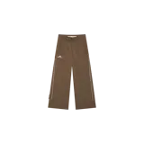 Pantalón de jogging Eme Studios Chali Forest color marrón, de corte recto y holgado. Cuenta con cintura elástica con cordón de ajuste, bolsillos laterales con cierre y líneas reflectivas o blancas a lo largo de las piernas. Presenta el logo de la marca estampado en la pierna derecha.