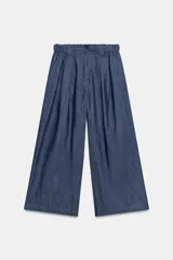 Pantalón de tiro medio color azul, corte ancho y fluido, con cintura elástica fruncida y cordón ajustable.