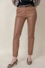 Pantalon de corte recto confeccionado en eco-cuero color tostado, con cintura alta, cierre frontal y bolsillos laterales.