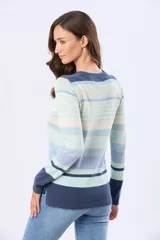 Buzo de tejido fino de algodón con diseño de rayas horizontales en tonos celestes, azules y beige. Presenta cuello redondo, mangas largas y puños en color azul marino.