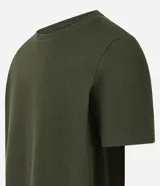 Remera de media malla verde militar con cuello redondo y mangas cortas, de corte clásico.