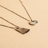 Collar de cadena fina tipo veneciana en plata 925, con tres dijes colgantes rectangulares lisos y minimalistas.