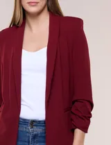 Blazer de crep color bordó de la marca BBJ, con cuello solapa, bolsillos delanteros y mangas tres cuartos con frunce.