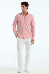 Camisa de manga larga de lino y algodón color rosado con bolsillo frontal y bordado del logo de la marca.