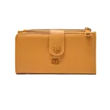 Billetera tipo fichero de cuero sintético color camel, con textura granulada, cierre doble y solapa frontal con broche decorado con una flor y logo metálico.