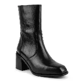 Bota de caña media confeccionada en cuero vacuno color marrón, con punta cuadrada y taco de madera. Presenta un diseño minimalista con cierre lateral interno y elástico en la caña para un mejor ajuste.
