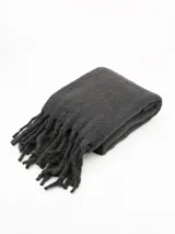 Bufanda de tejido suave y esponjoso en color gris, con diseño de flecos en los extremos.