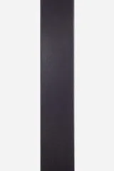 Cinturón de cuero negro con hebilla metálica plateada con el logo de la marca grabado.