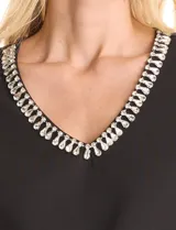 Blusa negra de modal supersoft con escote en V y aplique de brillos.