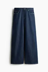 Jean de cinco bolsillos en denim rígido, de corte wide leg y tiro regular, con piernas amplias y costuras en contraste.