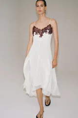 Vestido midi blanco de la ZW Collection con escote en V, tirantes finos, bajo asimétrico y detalle de aplicación de encaje a contraste en el escote.