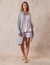 Bata gris con rayas horizontales blancas, de tejido suave con bolsillos laterales.