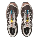 Championes Salomon XT-6, calzado de trail running adaptado para uso urbano. Diseño en color negro, gris, rojo y blanco, con sistema de cordones de ajuste rápido Quicklace y suela de gran tracción.