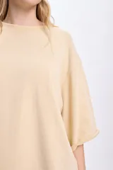 Remera de manga corta color amarillo con efecto lavado, corte oversize y terminaciones sin dobladillo.