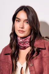 Bandana de forma cuadrada con estampado estilo paisley en tonos rojos y blancos, confeccionada en tejido ligero y suave.