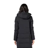 Campera larga tipo puffer color negro, con diseño acolchado, cierre frontal completo, cuello alto y capucha desmontable.