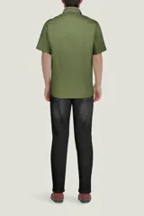 Camisa color beige de algodón con botones y cuello camisero, de manga corta y corte clásico.