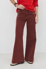 Jean de corte wide leg en color bordó, con costuras a contratono y diseño de cinco bolsillos.