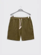 Short de hombre confeccionado en lino premium, con cintura elástica y cordón de ajuste. Presenta un diseño de corte relajado con bolsillos laterales y traseros.