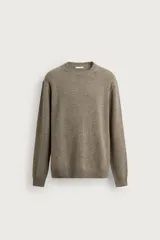 Jersey regular fit de punto tejido en hilatura con mezcla de algodón y lino, cuello redondo y manga larga, con acabados en rib en cuello, puños y dobladillo.