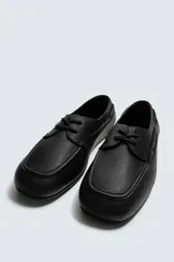 Zapato náutico de hombre, color marrón oscuro, fabricado en piel con acabado abatanado. Presenta cordones de piel, forro y plantilla interior de piel, y suela ultrafina.