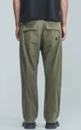 Pantalón cargo de color verde militar, corte recto y holgado, con bolsillos cargo a la altura de los muslos y detalles de costuras reforzadas en las rodillas.