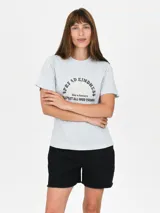 Remera de algodón color celeste con estampa frontal circular que incluye texto y diseño floral.