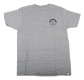 Remera Reef de hombre modelo Line Tee, color gris melange, de manga corta y cuello redondo, con pequeño estampado circular en el pecho y etiqueta de la marca en el dobladillo.
