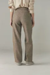Pantalón de vestir marrón con textura tweed, de tiro alto y pierna recta.