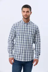 Camisa de manga larga a cuadros en tonos azul y blanco, con cuello con botones y un bolsillo en el pecho con detalle bordado.