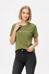 Remera negra de algodón con cuello redondo, manga corta y estampa frontal con texto en blanco.