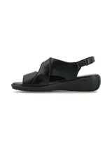 Sandalias de cuero color negro, de estilo cómodo con taco bajo, tira delantera ancha, tira ajustable con velcro en el empeine y tira en el talón.