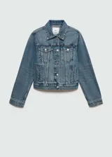 Chaqueta de jean estilo vaquero con cuello camisero, cierre frontal de botones metálicos, dos bolsillos de solapa en el pecho y mangas largas con puños abotonados.