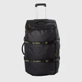 Valija tipo bolso con ruedas de la marca Bubba, color negro, con correas de compresión externas con el logo de la marca en amarillo. Cuenta con manija telescópica, ruedas en línea y compartimentos internos.
