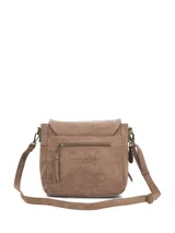 Bandolera Hush Puppies modelo V26Lf Derby Cross, color marrón, con solapa frontal, cierres laterales y correa ajustable.