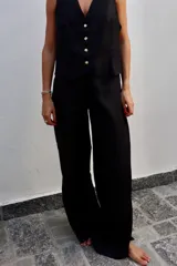 Pantalón de tiro medio-alto color blanco, de corte recto y relajado, con cintura elástica y confección en tela liviana de caída fluida.