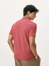 Remera polo de manga corta color azul marino, con cuello camisero y cartera de dos botones.