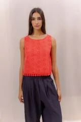 Musculosa en broderie de color rojo coral, con cuello redondo y diseño sin mangas.