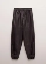 Pantalón de cuero ovino color bordó, de corte holgado estilo balloon, con cintura alta y puños ajustados en los tobillos.