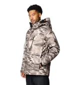 Campera técnica 3 en 1 Columbia, modelo Whirlibird V, con diseño estampado tipo camuflaje en tonos grises. Cuenta con tecnología impermeable Omni-Tech, forro termorreflectante Omni-Heat, capucha ajustable, ventilación en axilas, faldón cortaviento y múltiples bolsillos con cierre.